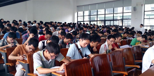 2013年10月14日粤嵌嵌入式Linux就业班学员参加中海达集团在广东工业大学大学城校区举办的校园招聘会