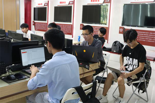 转行学IT，自学和跟着培训机构学习哪种好?