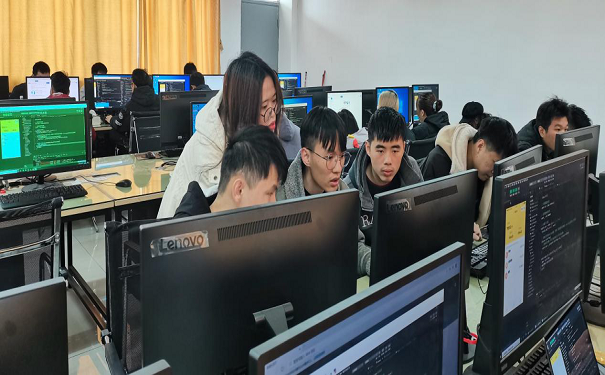 粤嵌工程师为清远职业技术学院学生做企业前端开发项目实训