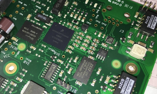 如何解决嵌入式培训开发中的PCB设计问题?