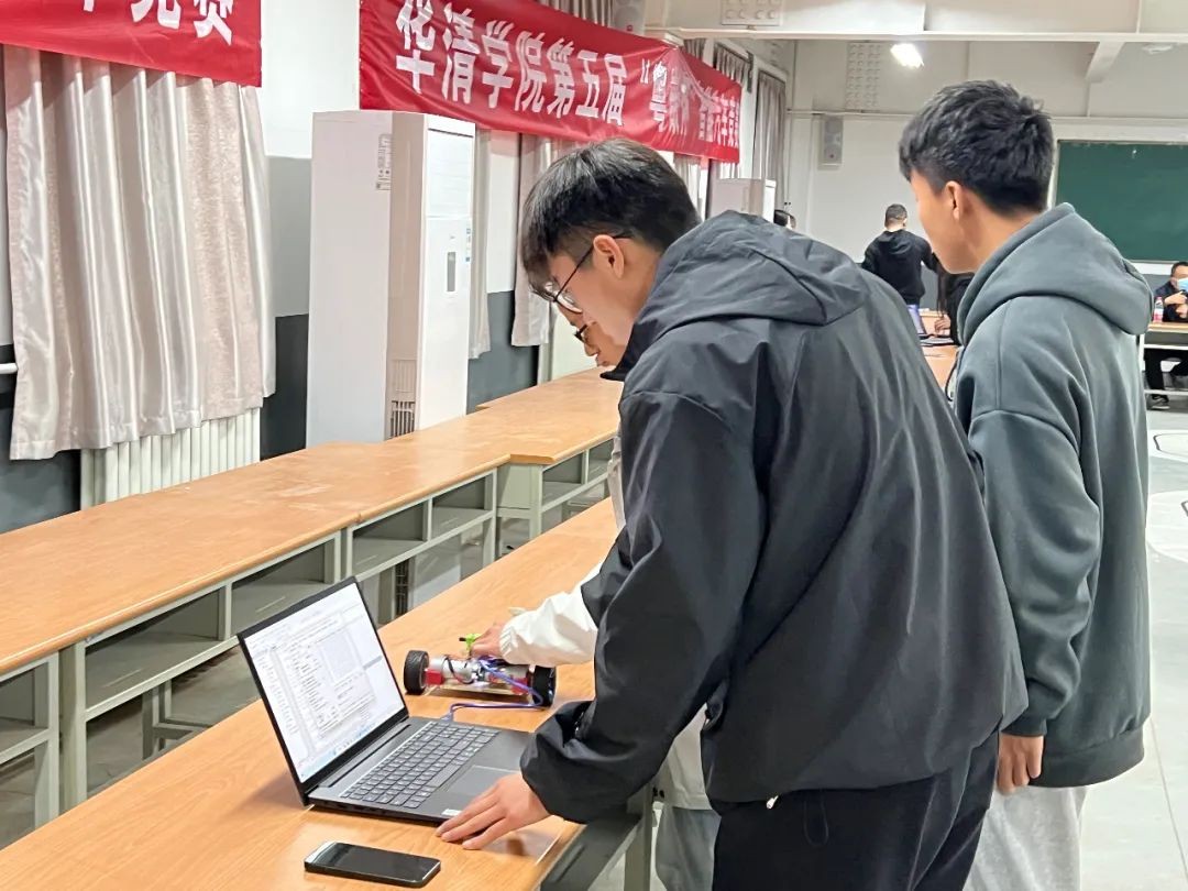 第五届“粤嵌杯” 智能汽车竞赛在华清学院顺利举办